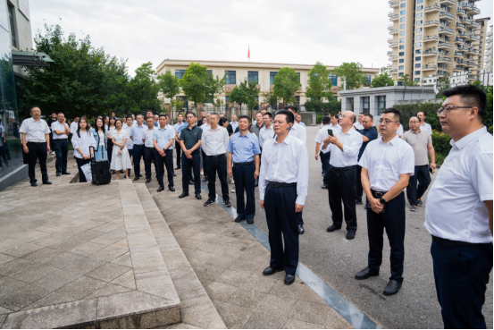 四川省供銷(xiāo)社七屆理事會(huì)全體會(huì)議參會(huì)人員調(diào)研考察“巴適GO”電商運(yùn)營(yíng)中心