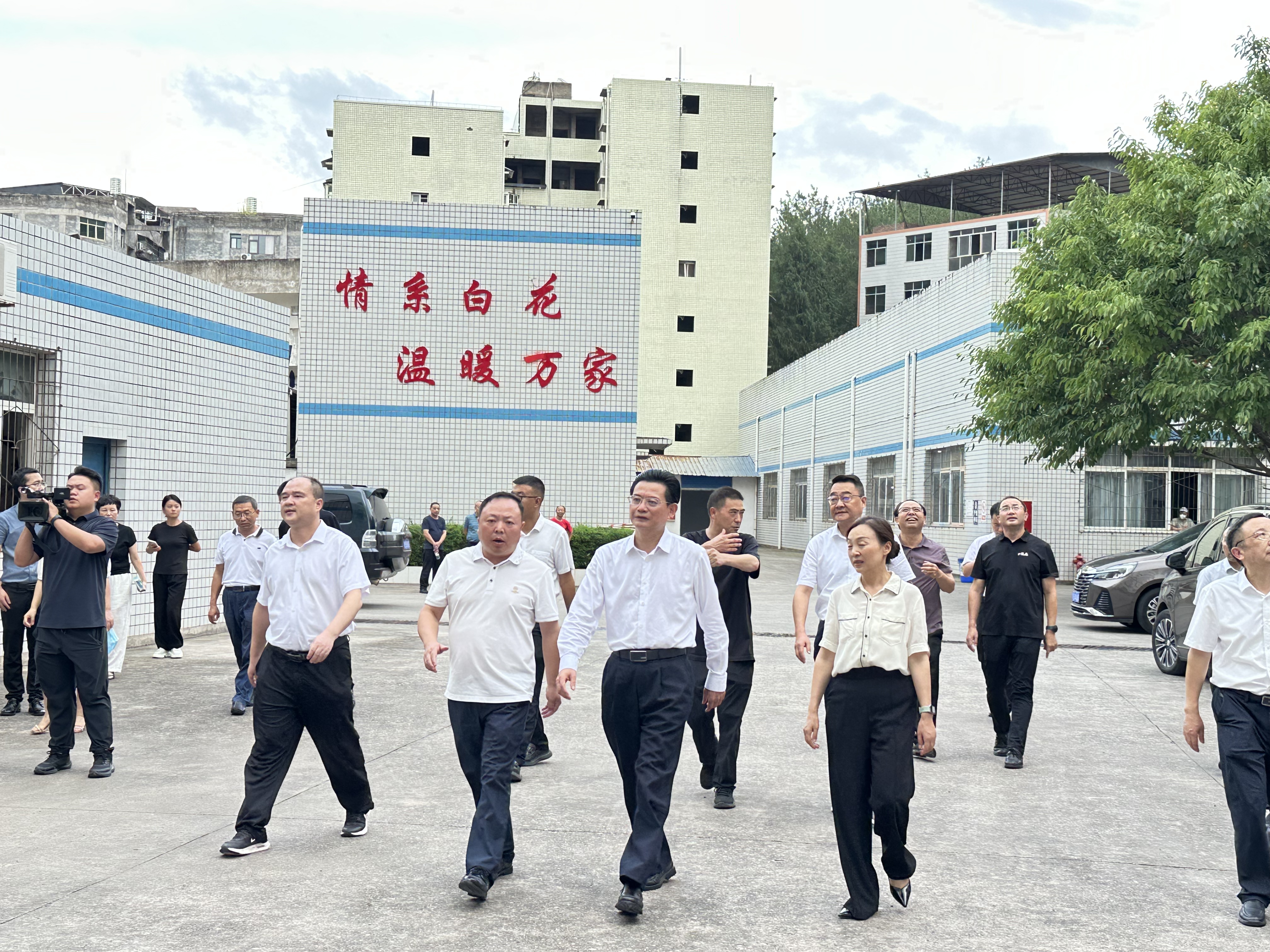 省供銷(xiāo)社黨組書(shū)記、理事會(huì)主任蔡邦銀深入通江縣白花棉業(yè)公司調(diào)研